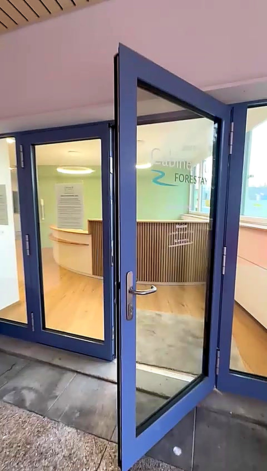 Entrée vitrée du cabinet médical rénové à Ecublens