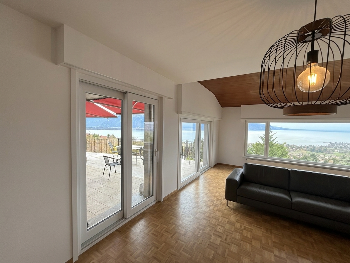 Séjour rénové d'une maison à Brent (Montreux) avec vue sur le lac Léman