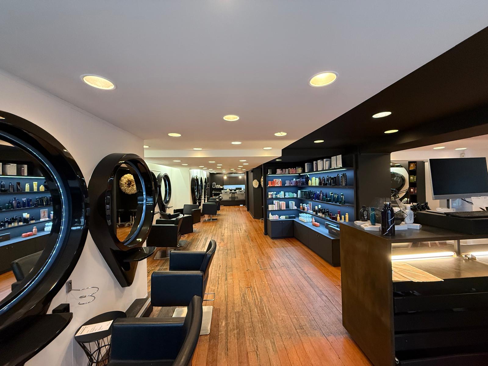 Salon de coiffure Tête à Claques à Vevey rénové en peinture noir mat