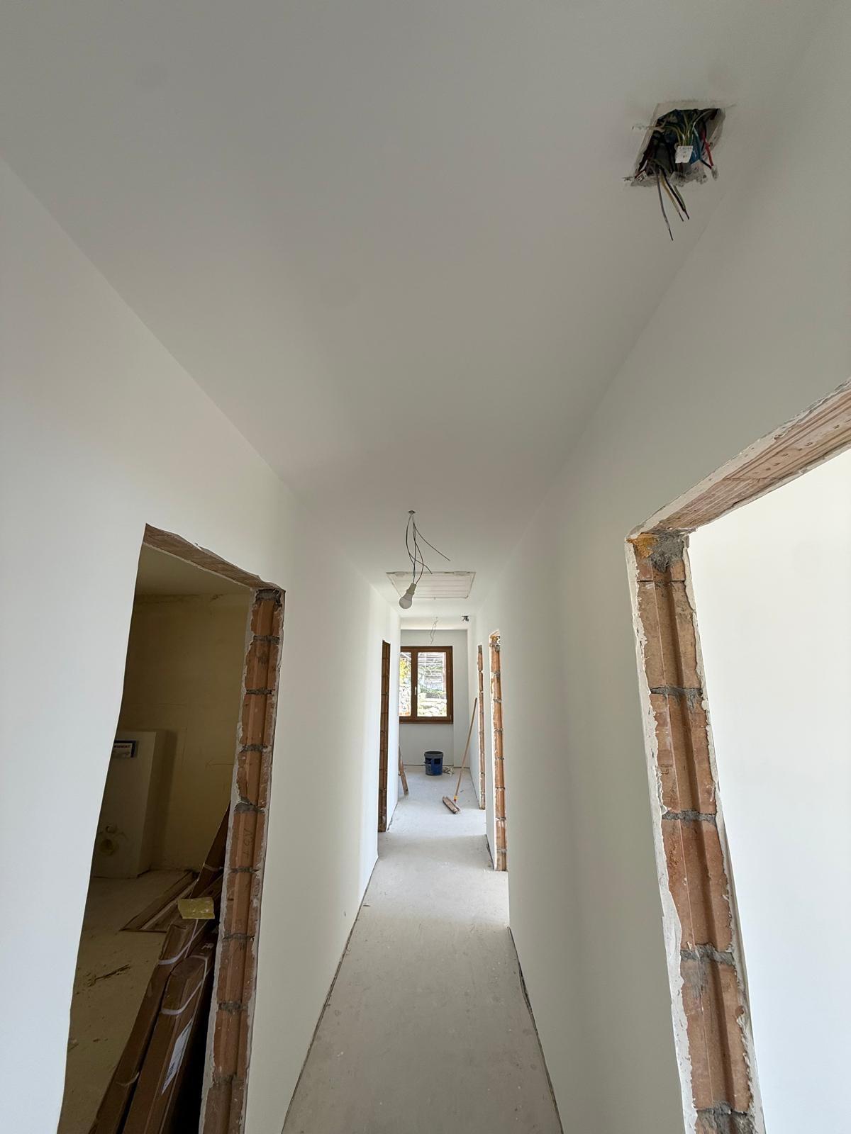 Couloir en cours de rénovation à Blonay après ouverture des cloisons